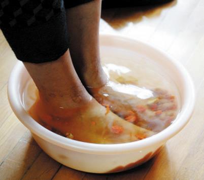 冬季泡脚加点它保健强身防治百病,老中医冬日泡脚养生妙招