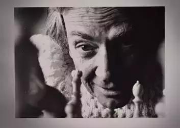 谢耳朵只服他一个，又玩原*弹子**又是办画展