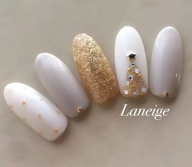 适合圣诞节的美甲你学会了吗,圣诞款美甲来啦简单的法式风