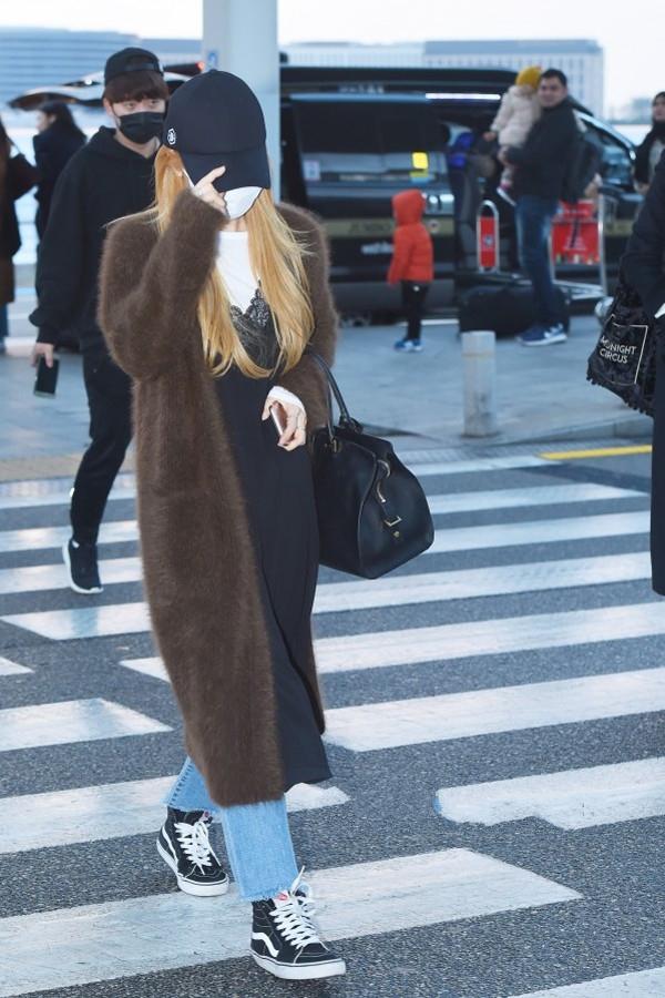 韩国女明星机场照皮衣,韩国女明星同款阿迪达斯