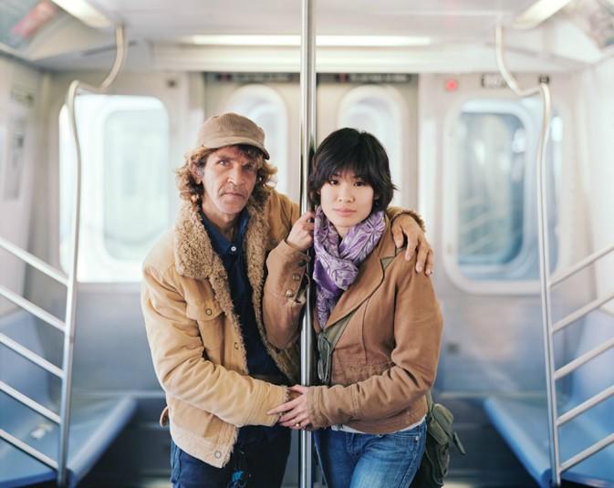 街头摄影师给陌生人拍照谈对象,摄影师街头给陌生人拍照