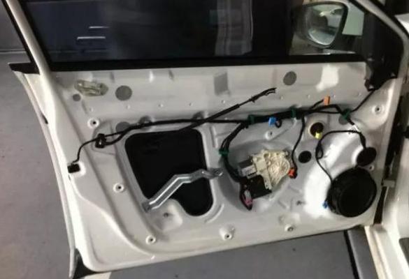 车门震动有异响咋办？机修工：幸亏来的早，以后轻点关！