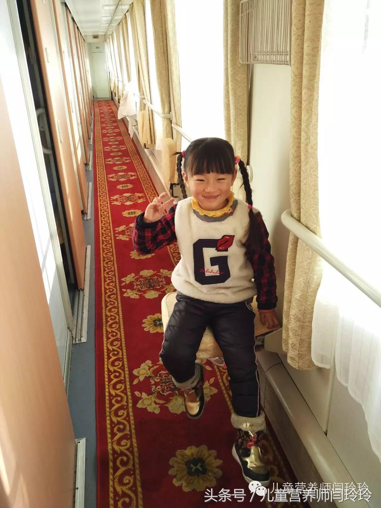 远嫁的姑娘终于回家过年了 (远嫁的姑娘过年买到票回家了)