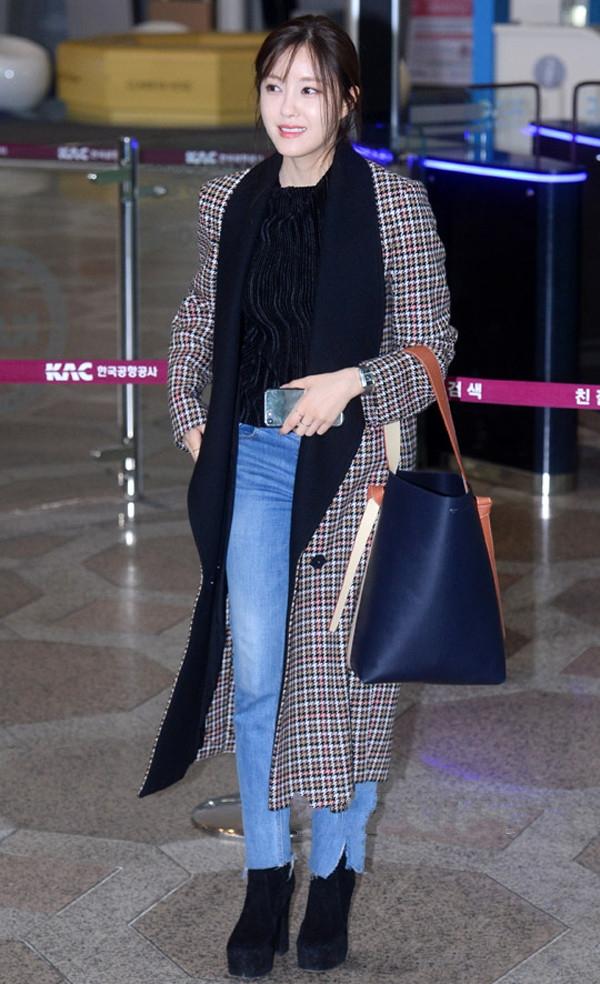 韩国女明星机场照皮衣,韩国女明星同款阿迪达斯