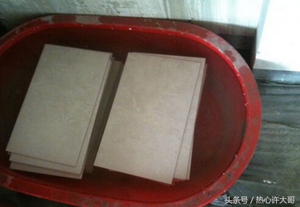 一招教会你怎么选瓷砖不掉坑,旧墙瓷砖上贴瓷砖怎么贴不掉