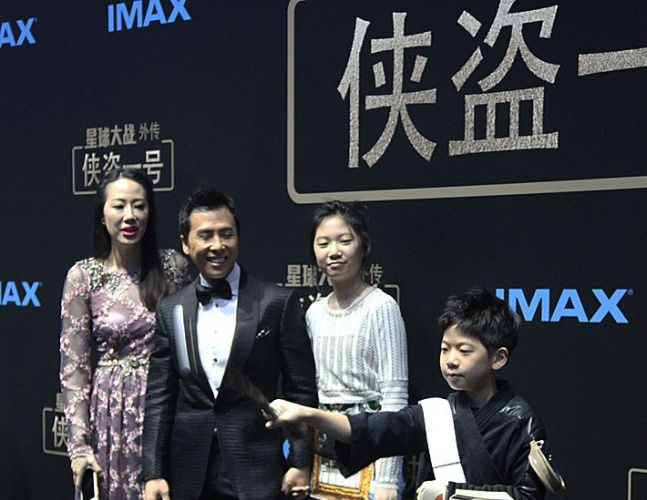 姜文《侠盗一号》红毯人气高菲丽希缇蓝裙优雅