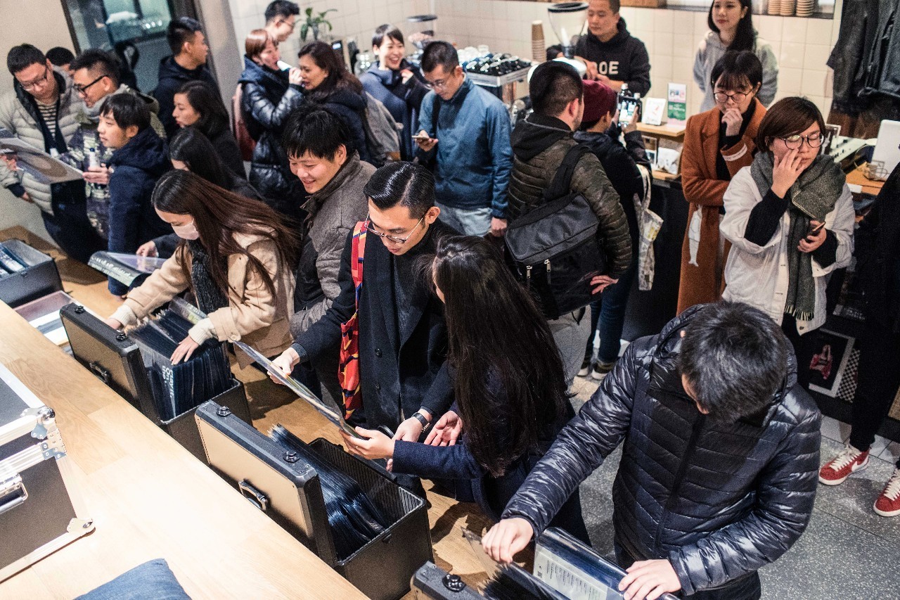 图集｜我们带着这些“黑胶唱片”和几百个好看的人，一起入侵了DOE