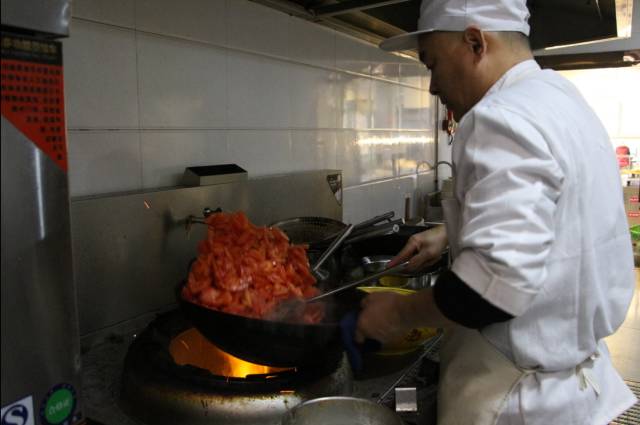 吃完食堂的第200碗饭，Ta说带我去后厨看看