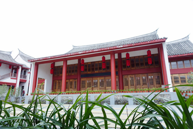 一个长得像李小龙的男人，在长泰一村子里，建了个千与千寻的奇幻世界