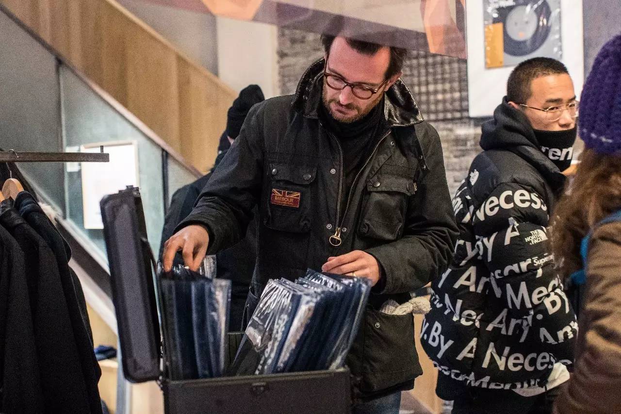 图集｜我们带着这些“黑胶唱片”和几百个好看的人，一起入侵了DOE