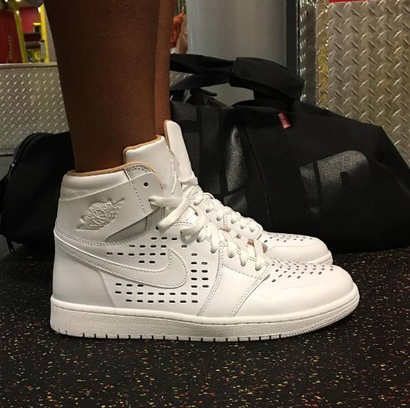 aj1为什么感觉两双鞋面不一样,aj1灰白高帮最新发售的是限量款吗