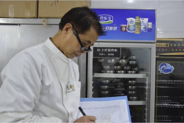 吃完食堂的第200碗饭，Ta说带我去后厨看看