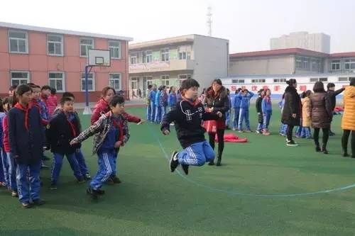 校园采风广播稿,校园风彩泥