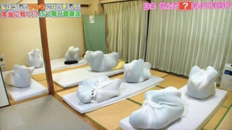 为了治颈椎，日本人民连“木乃伊套餐”都用上了