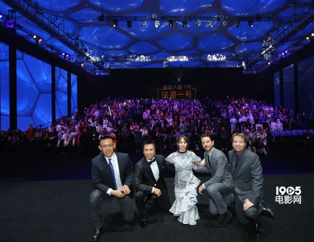 姜文《侠盗一号》红毯人气高菲丽希缇蓝裙优雅