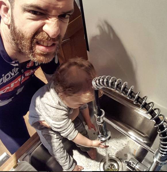 一个娃就够呛了，家有四个小公主怎么办？