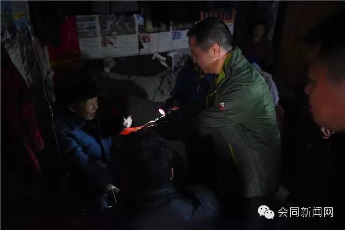 会同:昨天,欧阳海峰到道德模范家里检查年货