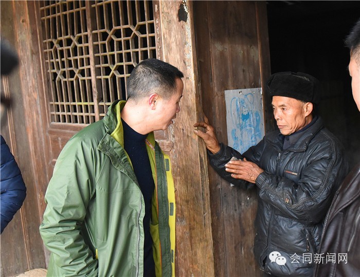 会同:昨天,欧阳海峰到道德模范家里检查年货