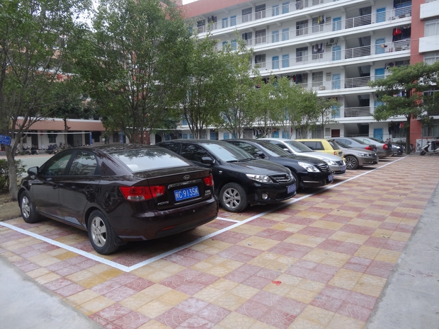 汽车玻璃被砸后怎么处理,车玻璃被撞了怎么处理