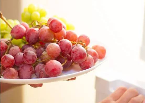 苹果切开后会氧化有什么办法,苹果切开久了变色还能吃吗