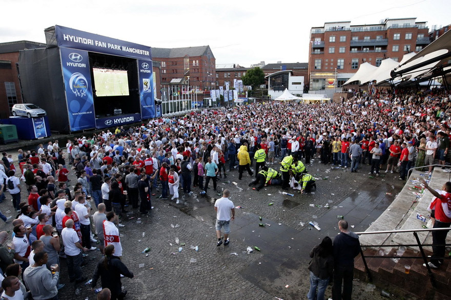 英国足球流氓被俄罗斯揍,俄罗斯暴打英国足球流氓