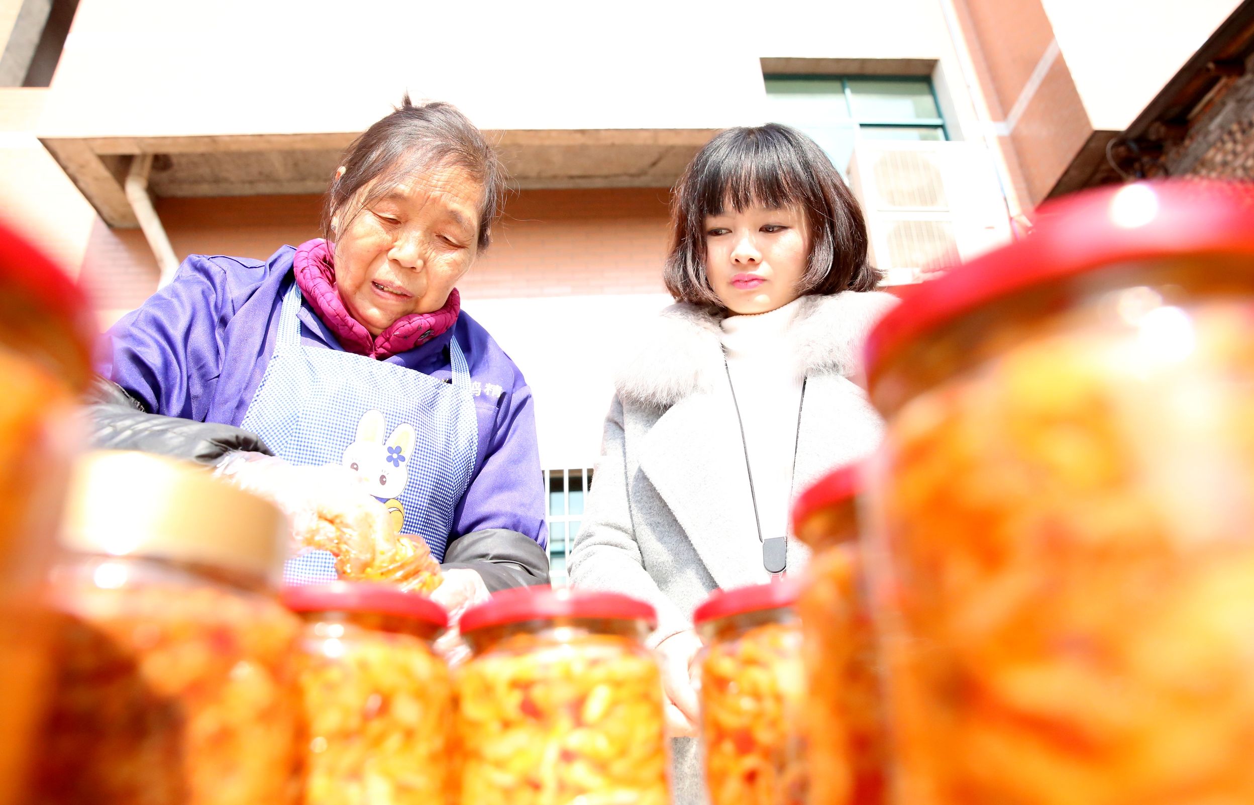 衡阳县乡村一“80”萌妈开豪车外卖送鸡蛋 常被调侃