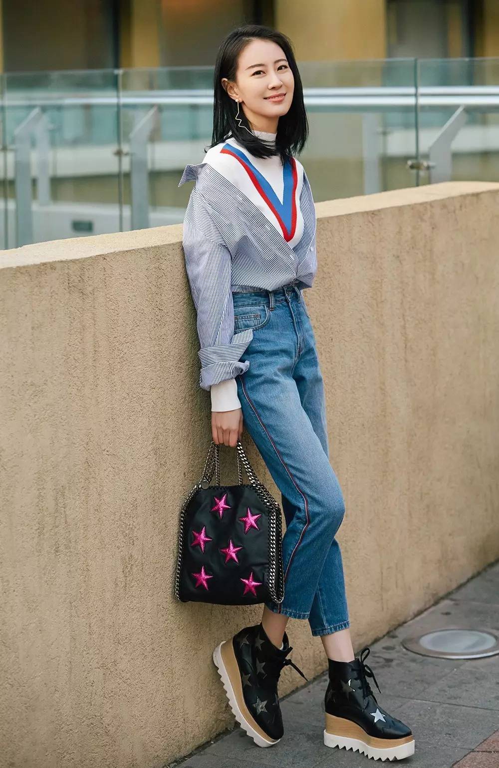 运动条纹星星包，亮闪闪鱼尾裙，从前穿灰布旗袍的王乐君居然这么时髦！