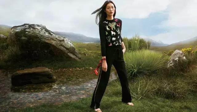 陈乔恩刘雯宋佳争着穿,那些年丑哭的国产牌子终于时髦上天!