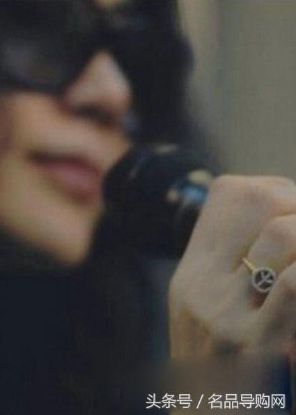 300元以上名牌女士运动鞋,300元左右的包包推荐