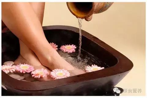 泡脚不慎，可能会导致双足溃烂