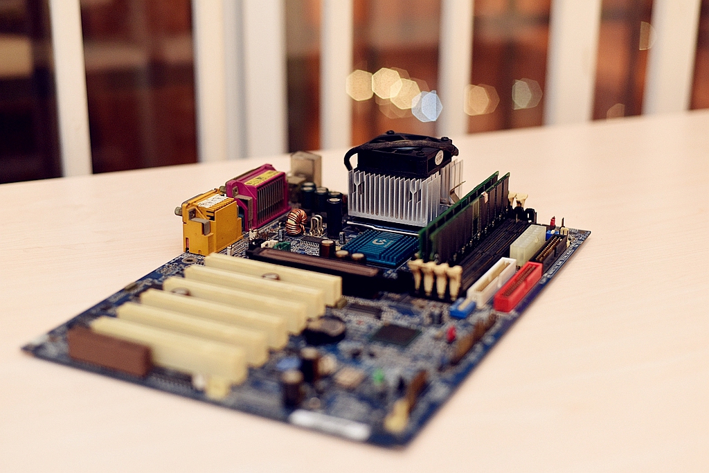 intel90年代,intel是电脑老牌子吗