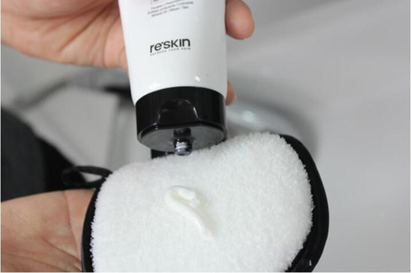 下巴和鼻子周围长痘痘,为什么鼻子周围红红的长痘痘痒