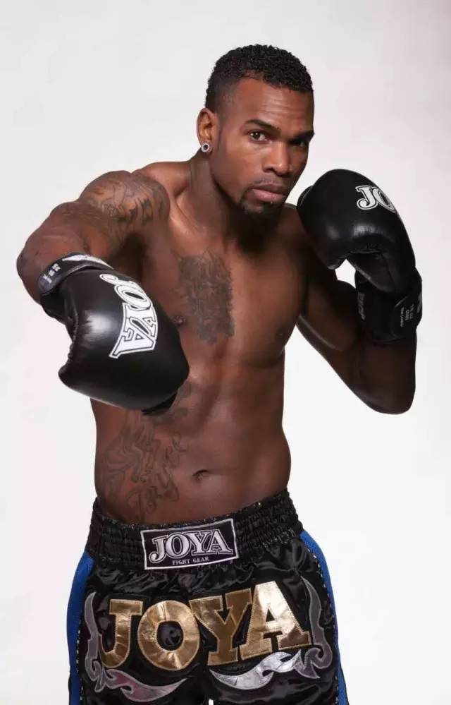 一龙重拳889磅接近泰森,虐400斤美保镖,11秒KO法冠军