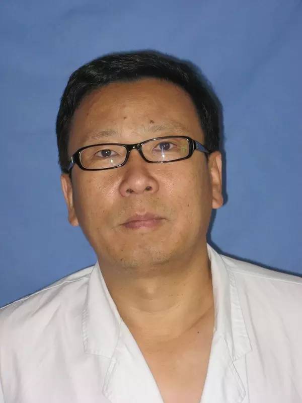 包头这个男子只要出现就被团团围堵，原因竟是……