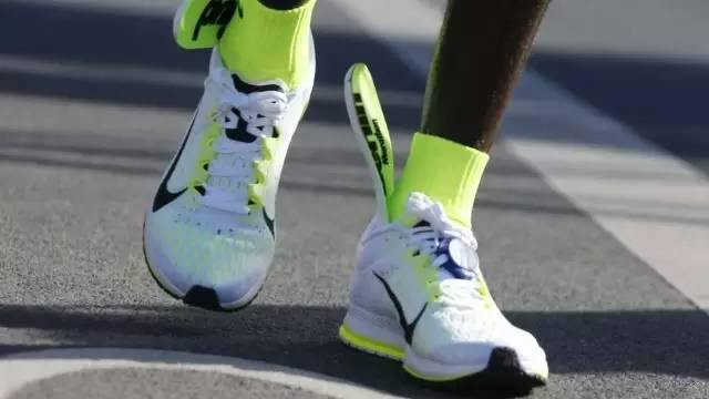 鞋垫老是跑出来是怎么回事,为什么鞋垫总往脚后跟跑