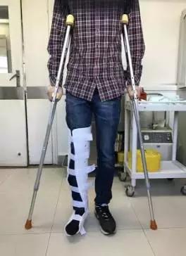 扶拐方法,扶拐行走的正确方式