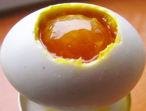 水腌咸鸭蛋怎么腌能出红油呢,自制流油咸鸭蛋步骤