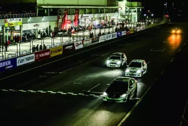 这个感觉倍儿爽，因为我们拿了12小时耐力赛的奖杯