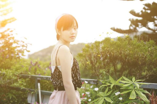 头发不长不短尴尬期怎么弄低马尾,头发不长不短尴尬期