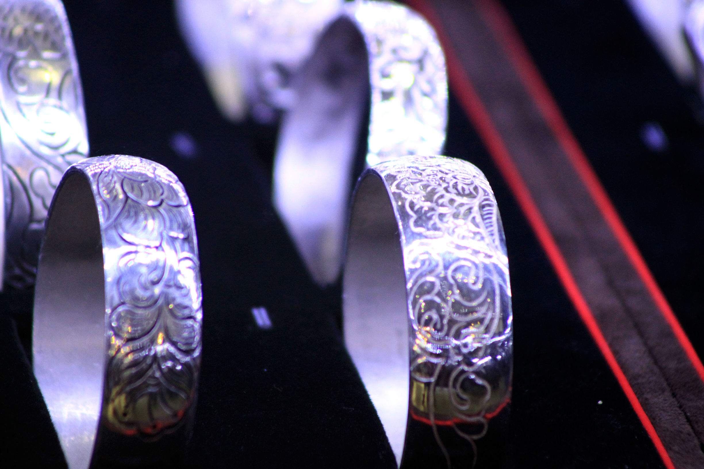 纯银手工打磨视频,手工打磨银品全过程