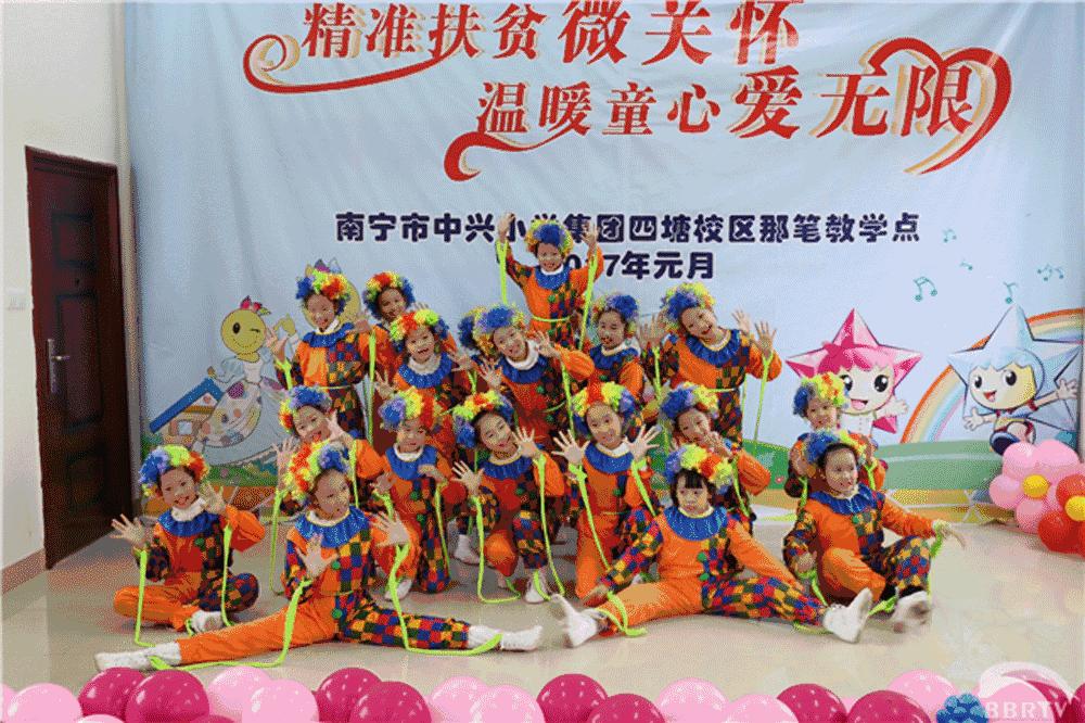 新闻910加油“中国杯”公益足球捐赠第二站：看，他们脸上的笑