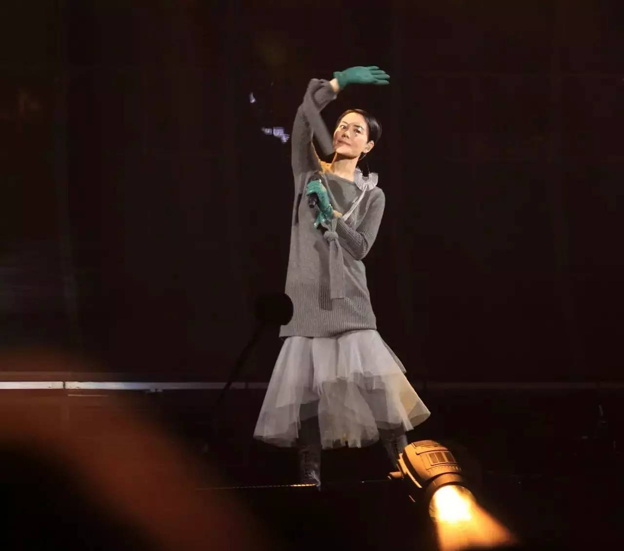 天价？跑调？那又怎样？王菲依旧是那个超级时尚IT