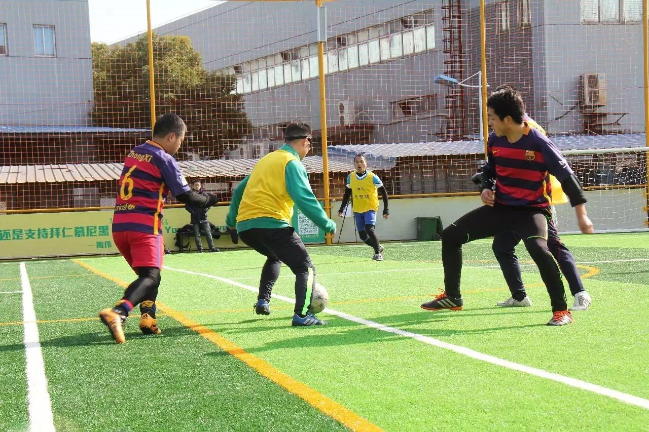 早上六点起来练球,六点起床练足球