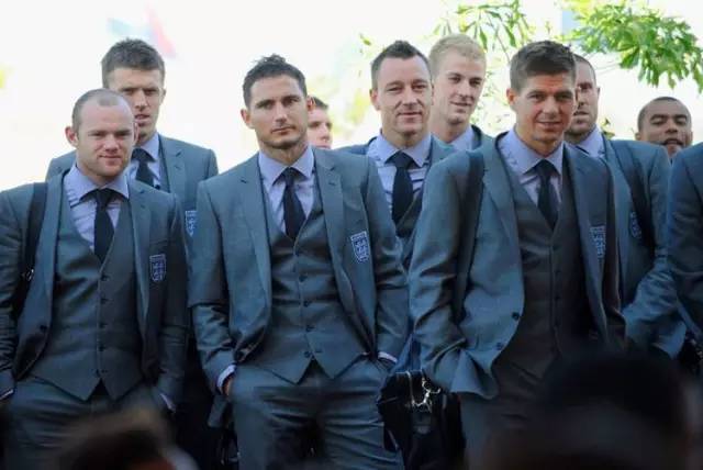 足球谁穿西装最帅,足球运动员穿西装最帅