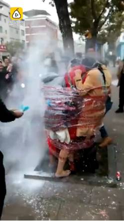 闹洞房新娘伴娘都被闹,闹婚伴娘被伴郎拽进车里