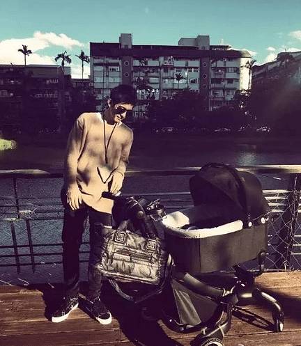 贾静雯小咘咘的照片 (贾静雯是不是给咘咘买的名牌衣服)