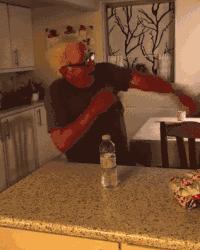 春节假期快来试试这个火爆全球的翻水瓶挑战吧~