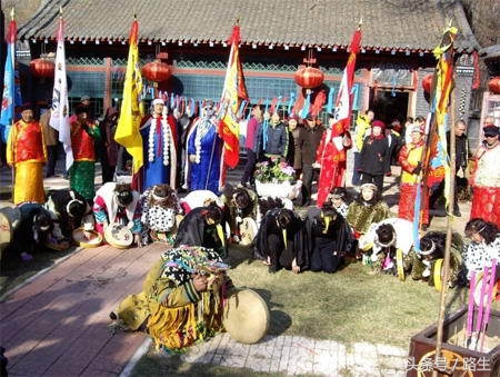 满族人过年有讲究：年猪不得有白毛，还要请乌鸦来吃肉？