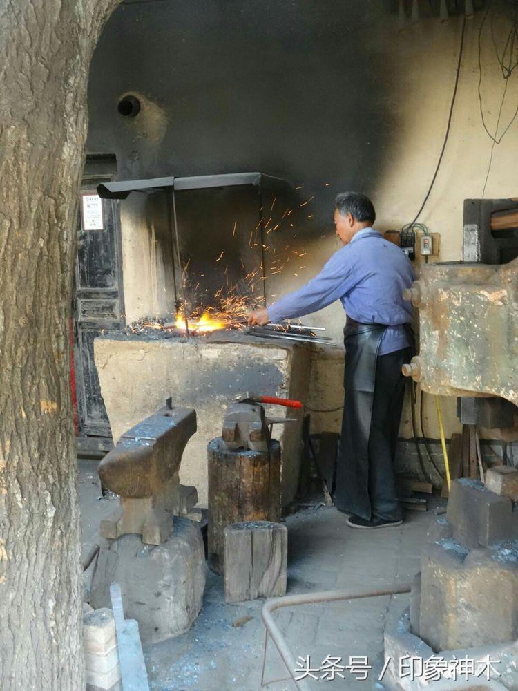 陕北俊俏女子勇闯袁家村大嘴吃四方