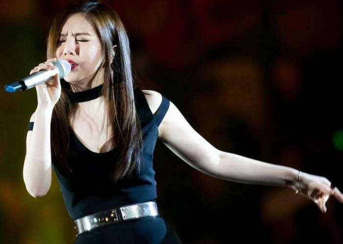 邓紫棋最好看的皮裤造型,邓紫棋穿皮裤在春晚唱歌一无所有